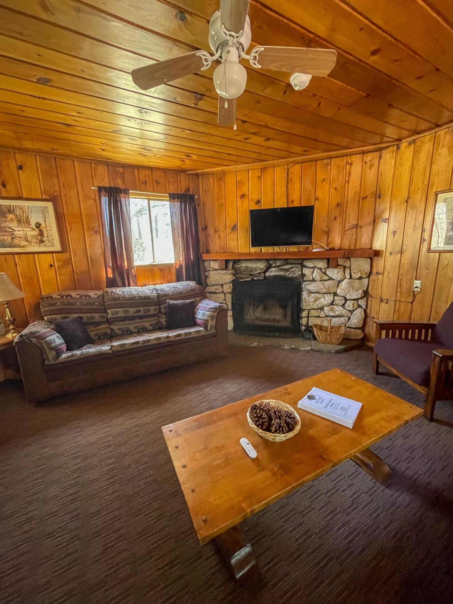 פיינטופ-לייקסייד Lazy Oaks Resort חדר תמונה